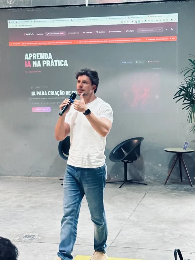 Luis Roquette palestrando sobre aprender IA — Café Com Lovable, BH